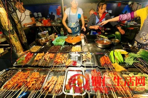 燒烤店緊急轉(zhuǎn)讓，有穩(wěn)定的客源，設(shè)施與手續(xù)齊全，接手即可盈利！